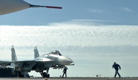 Một chiến đấu cơ Sukhoi Su-33 cất cánh từ tàu sân bay mang tên Đô đô Kuznetsov đi tấn công các mục tiêu của IS ở Syria.