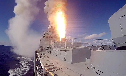 Tàu khu trục Đô đốc Grigorovich bắn một tên lửa hành trình Kalibr