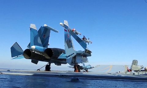 Một chiến đấu cơ Sukhoi Su-33 cất cánh từ tàu sân bay Đô đốc Kuznetsov