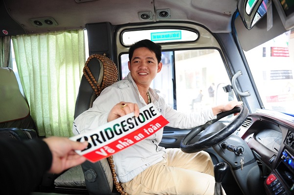 Bridgestone tặng hơn 8.000 bộ phản quang cho tài xế Việt