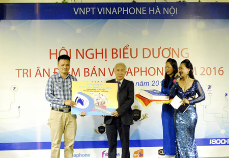 VNPT Hà Nội trao thưởng tượng trưng xe máy Honda Vision 2016 cho anh Lê Huy Việt ở Tổ 10 - cụm 2 - Phú Thượng - Tây Hồ - Hà Nội 
