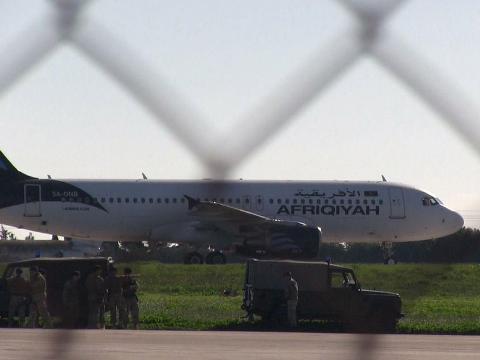 ình ảnh được cho là máy bay A320 bị không tặc ép hạ cánh ở Malta.