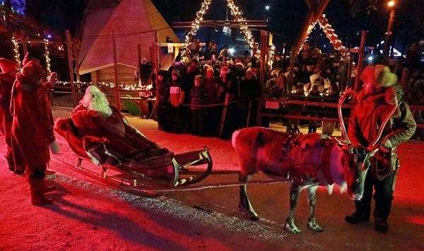 Xe tuần lộc chở ông già Noel trong một lễ hội ở Phần Lan