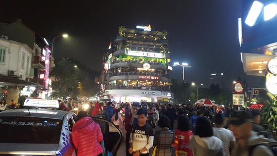 Quảng trường Đông Kinh Nghĩa Thục đông nghẹt người