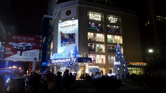 Các trung tâm thương mại thu hút người qua lại bằng những chương trình Giáng Sinh sôi động và đầy màu sắc