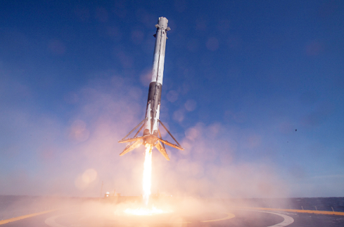 Công nghệ năm 2016 không chỉ đơn thuần là những sản phẩm cá nhân, mạng xã hội và trò chơi điện tử. Công nghệ năm 2016 còn là sự hạ cánh của một chiếc tên lửa. Một trong những khoảnh khắc quan trọng nhất của ngành du hành vũ trụ đã xuất hiện vào năm nay nhờ chiếc tên lửa CRS-8 SpaceX cùng rất nhiều nhà khoa học và kỹ sư đã tham gia.