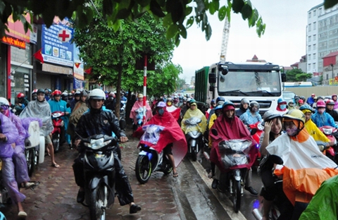Chủ tịch Hà Nội: Cứ tắc đường là người dân đi xe lên vỉa hè