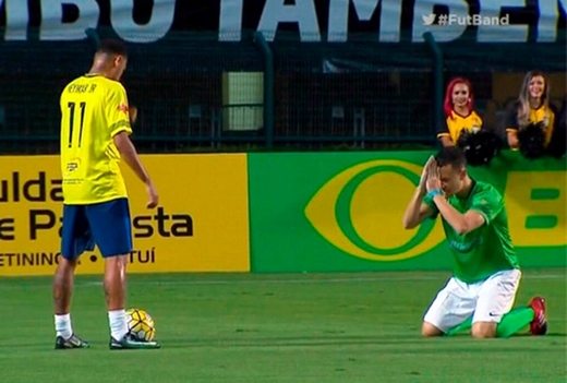 Neymar khiến đối thủ &quot;khóc thét&quot;, quỳ lạy ngay trên sân bóng!
