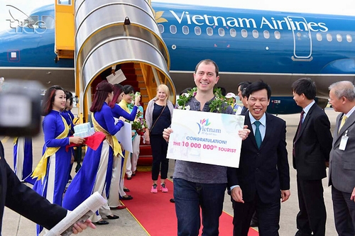 Bộ trưởng Nguyễn Ngọc Thiện đón chào vị khách quốc tế thứ 10 triệu