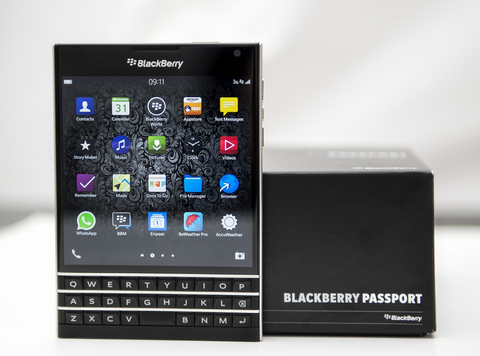 5. BlackBerry Passport cũng đã giảm tới 4,5 triệu đồng trong năm 2016. Máy sở hữu màn hình vuông 4,5 inch, hiển thị nội dung HD ở độ phân giải 1440x1440pixel,  bộ xử lý lõi tứ 2,2GHz, 3GB RAM, máy ảnh mặt sau 13MP. Với kính Corning Gorilla Glass 3 làm màn hình, khung thép không rỉ, BlackBerry Passport đáp ứng được độ bền mà người tiêu dùng đòi hỏi ở một chiếc điện thoại thông minh. Máy cũng được trang bị hệ điều hành tân tiến nhất BlackBerry 10.3, gồm cả những tính năng như BlackBerry Assistant, BlackBerry Blend và Amazon Appstore. Pin của BlackBerry Passport có dung lượng 3450mAh, cho phép người dùng sử dụng máy trong 30 giờ với nhiều chế độ sử dụng. 