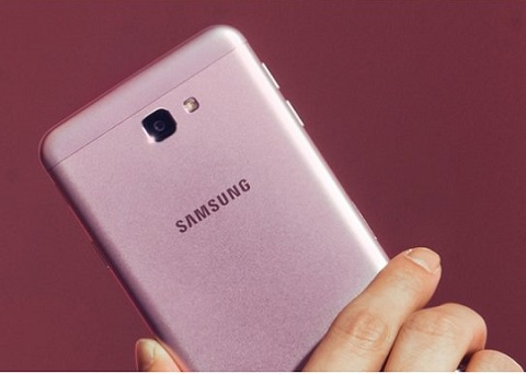 Galaxy J7 Prime hồng. Sản phẩm này cũng sẽ lên kệ vào đầu năm 2017. Theo Samsung, ngày 1/1/2017, Galaxy J7 Prime phiên bản màu hồng vàng sẽ chính thức lên kệ tại Việt Nam. Máy có nhiều ưu điểm về thời lượng pin, camera khẩu độ lớn và vẻ ngoài nổi bật. Điểm ấn tượng nhất trong thiết kế là màu sắc hồng vàng ấn tượng. Smartphone kết thừa những ưu điểm của dòng J Prime như thiết kế kim loại, kính cường lực tạo cảm giác sang trọng, cứng cáp.Phần vỏ ôm trọn từ mặt lưng về phía 2 bên sườn máy, bo cong tinh tế. J7 Prime được trang bị vi xử lý 8 nhân xung nhịp 1.6 GHz, RAM 3 GB, màn hình 5.5 inches độ phân giải full HD. Viên pin 3.300 mAh đủ hoạt động cả ngày với tác vụ thông thường, chơi game trong thời gian khá dài và xem phim 6 tiếng đồng hồ.