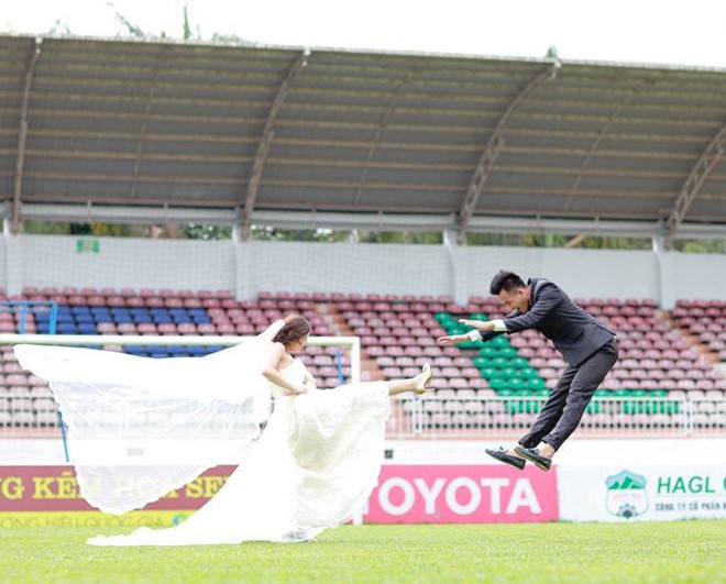 Bộ ảnh cưới 'độc' mang tinh thần bóng đá của thủ môn U23 Việt Nam