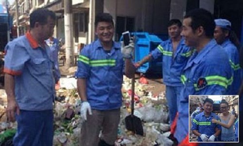 Khoảnh khắc vui mừng của các công nhân sau khi tìm thấy chiếc điện thoại bị mất trong đống rác. Ảnh: Modicanews.