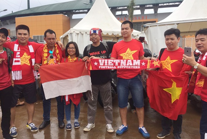Liên đoàn bóng đá Indonesia thông báo bán khoảng 500 vé cho CĐV Việt Nam, nhưng thực tế chỉ có khoảng 20 đến 30 CĐV từ quê nhà sang cổ vũ thầy trò HLV Hữu Thắng.