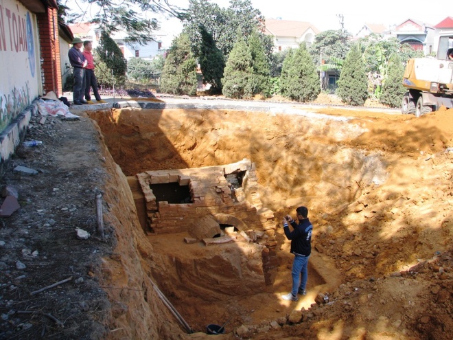 Trước đó, ngày 16/11, trong lúc đào móng xây dựng bờ kè cổng trường mầm non Sao Mai, phường Mạo Khê, đơn vị thi công phát hiện 2 ngôi mộ bằng gạch có kiến trúc mái vòm, phía trong có những ngách hang vòm. 