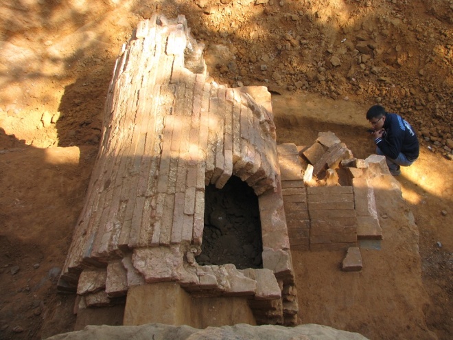 Hai ngôi mộ nằm sâu khoảng 2m dưới lòng đất. Ngôi thứ nhất nằm trước cổng trường mầm non Sao Mai, ngôi mộ thứ hai cách đó hơn 20 m. Phía trong ngôi mộ có khá nhiều mảnh chậu gốm có hoa văn đã bị vỡ.