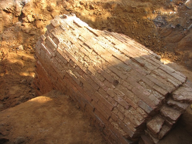 Việc đào móng công trình nhà trẻ phải dừng lại để bàn giao cho các cơ quan nghiên cứu, khai quật khảo cổ.