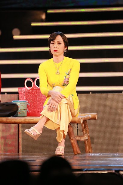 NSƯT Hoài Linh nhận được nhiều tràng pháo tay khi bước ra sân khấu. Nam nghệ sĩ tiếp tục gây ấn tượng khi đóng vai nữ.