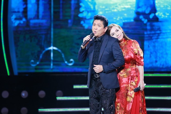 Mạnh Đình song ca với Phi Nhung ca khúc Đồng cảnh ngộ. Đây là lần đầu tiên hai người kết hợp với nhau trên sân khấu.