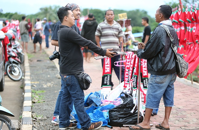 Không khí trước trận đã bắt đầu nóng lên khi các quầy hàng được người dân Indonesia dựng lên ở các khu vực quanh sân thi đấu.