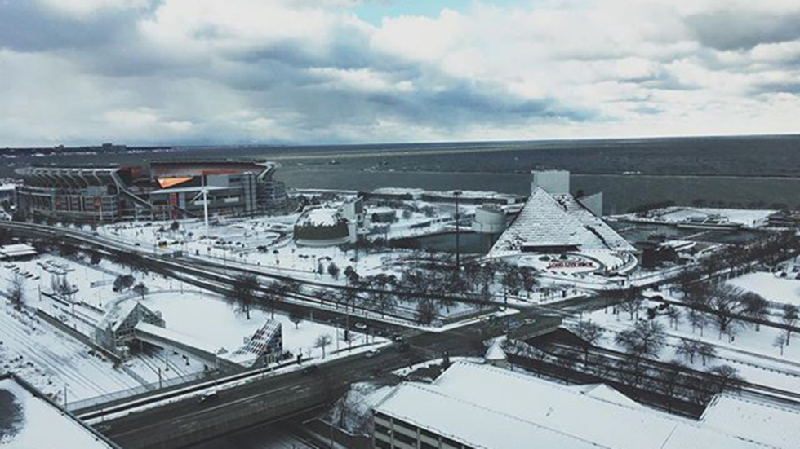 Tuyết phủ trắng xóa ở Cleveland, bang Ohio ngày 15/12. Theo Cơ quan Khí tượng Quốc gia Mỹ, tuyết rơi thành từng đợt lớn tạo nên lớp tuyết dày 5 cm, khiến tầm nhìn bị cản trở, hoạt động giao thông trì trệ ở khắp vùng đông bắc Ohio. Hàng trăm trường học phải đóng cửa. Ảnh: Instagram bryanpowell.