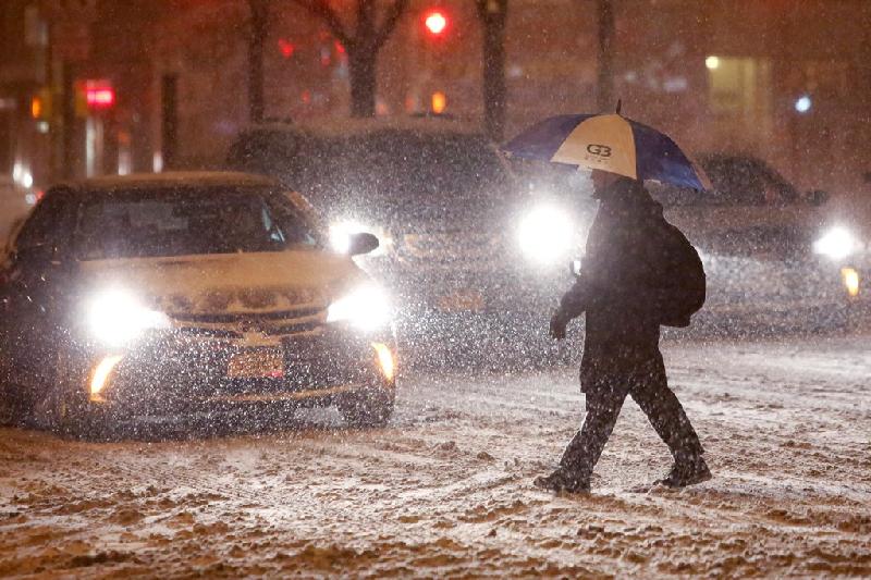 Tuyết rơi ở Manhattan, New York gây cản trở giao thông. Ảnh: Reuters.