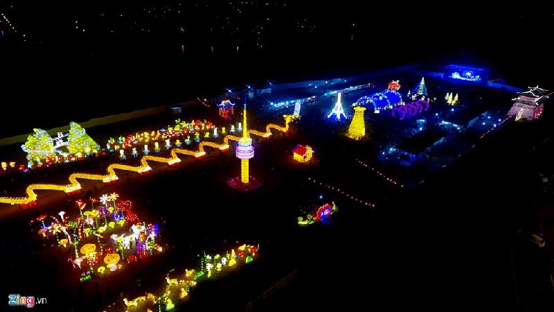 Tại đây có hàng trăm mẫu đèn lồng kích thước lớn được trưng bày trên diện tích 50.000 m2 tại LePARC by Gamuda.