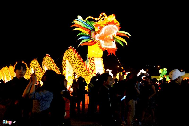 Rồng khổng lồ, một hình tượng không thể thiếu trong mỗi sự kiện văn hóa tại Việt Nam. Khu vực trưng bày rồng cũng là một trong những nơi thu hút nhiều du khách tập trung nhất lễ hội.