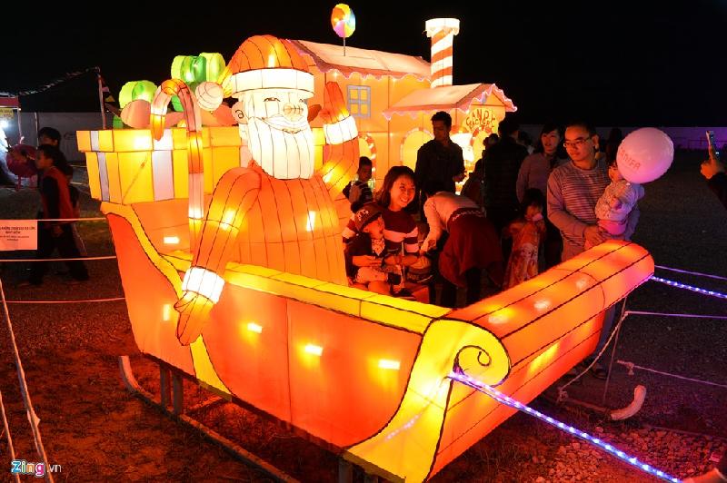 Cỗ xe tuần lộc và ông già Noel làm bằng đèn lồng là một trong những hình tượng thu hút nhiều phụ huynh cho trẻ em tới ngồi thử và chụp ảnh.