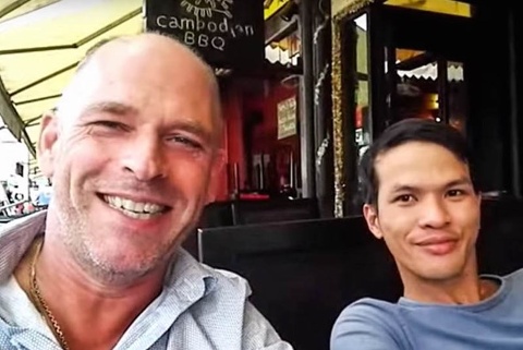 Stefan Struik (trái) và Nguyễn Thành Dũng  trong một đoạn video xuất hiện trên YouTube. 