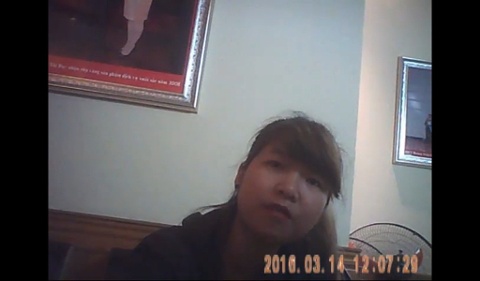 Khám bệnh kiểu Thiên Ngọc Minh Uy. Ảnh chụp từ Video clip.