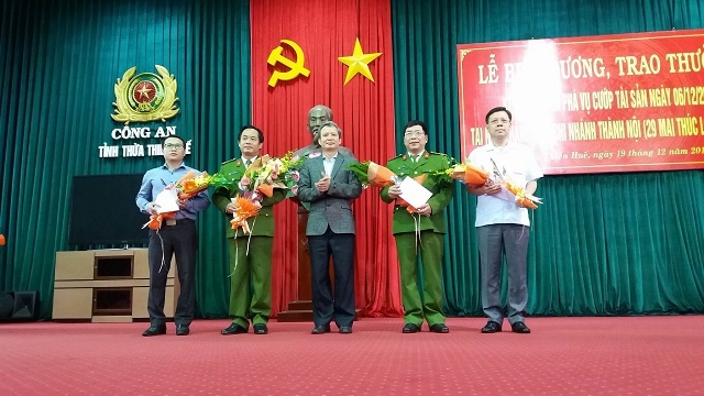Ông Lê Trường Lưu- Bí thư tỉnh ủy tỉnh Thừa Thiên -  Huế trao thưởng cho lực lượng đánh án