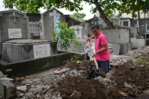 Sandro Gabriel Jr, một người đào mộ ở nghĩa trang Pasy : 