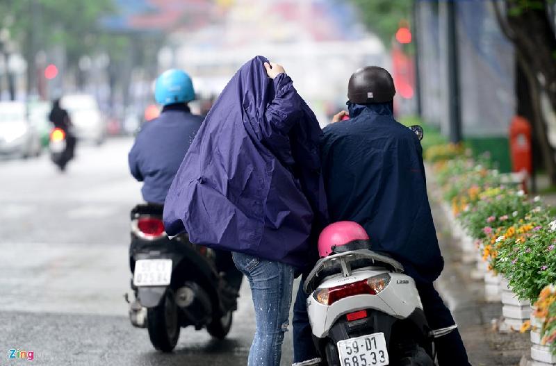 Công việc, cuộc sống bị ảnh hưởng nhưng người dân Sài Gòn luôn chuẩn bị cho những thời điểm thời tiết như thế này.