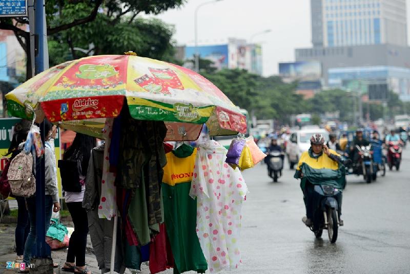 Trên các tuyến đường nhiều điểm bán áo mưa luôn trưng hàng  suốt cả ngày.