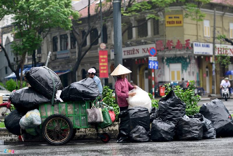 Bà Trần Thị An (quê Bình Thuận) cho biết mưa không lớn nhưng kéo dài từ sáng đến trưa nên bà phải chuẩn bị những bọc nilon lớn bọc lại ve chai khi mua được. 