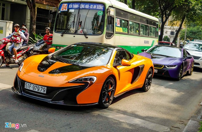 McLaren 650S Spider cũ của Minh Nhựa xuất hiện trên tuyến đường trung tâm quận 1 cùng BMW i8 màu tím mờ. Mẫu xe này mới được độ lại một số chi tiết theo phong cách hypercar P1. 