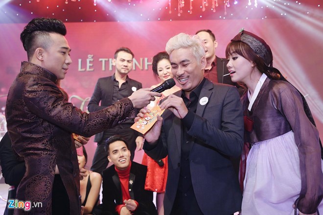 Diễn viên hài Kiều Minh Tuấn khác lạ với mái tóc được nhuộm bạc. Anh cũng hồi hộp khi mở bao lì xì từ Trấn Thành và Hari Won.