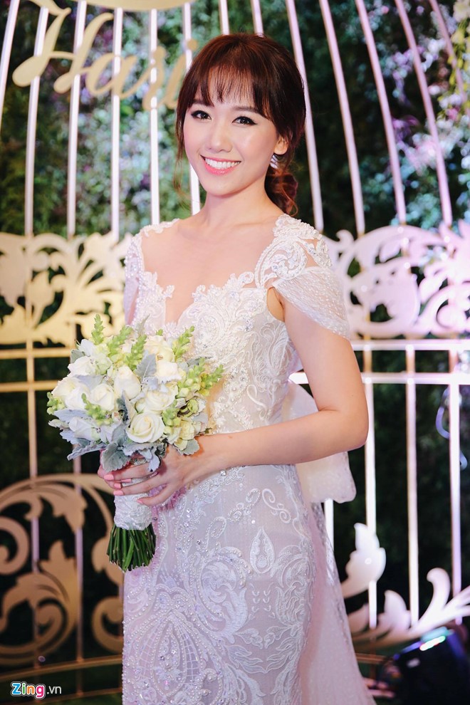 Váy cưới của Hari Won được nhà thiết kế Chung Thanh Phong thực hiện trong một tháng với nguyên liệu nhập từ Ý. Anh chia sẻ chú rể Trấn Thành đích thân đặt chiếc váy có giá hơn 10.000 USD này để bà xã mặc trong ngày trọng đại.