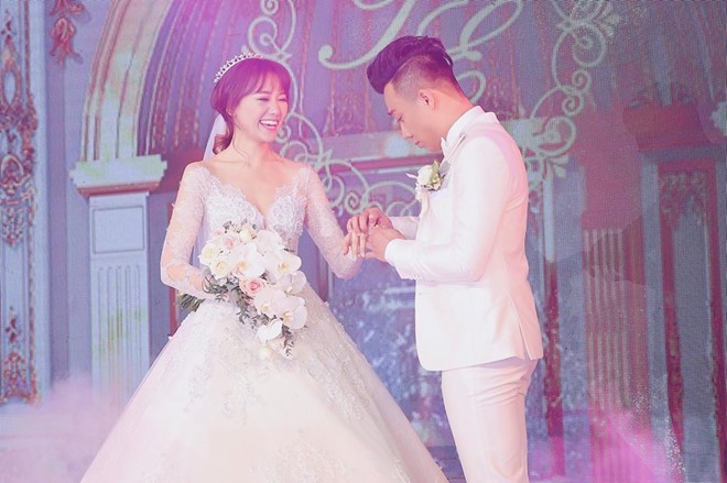 Trân sân khấu trao nhẫn cưới, Trấn Thành hứa sẽ nuôi Hari Won suốt đời.