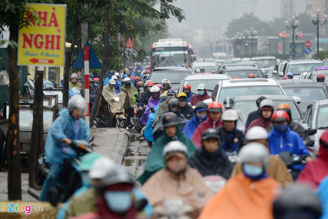 Đây cũng là một trong những tuyến đường thường xuyên bị ùn tắc mỗi khi Hà Nội có mưa. Số lượng 