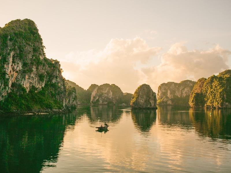 Phòng nghỉ cao cấp giá cả phải chăng, thực phẩm rẻ và nhiều điểm tham quan tuyệt đẹp khiến Việt Nam trở thành điểm đến nổi bật trong khu vực Đông Nam Á năm 2017 cho du khách có ngân sách eo hẹp.  Ảnh: CNTraveler.