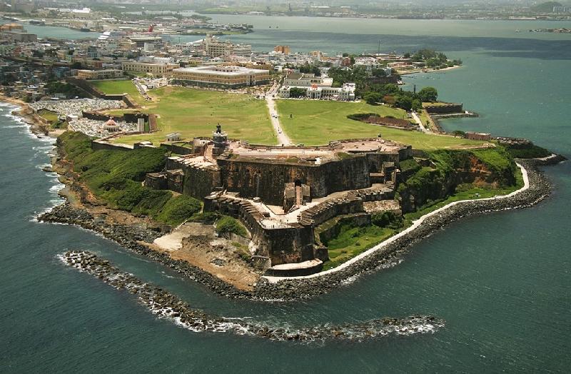 Puerto Rico nổi tiếng với những lâu đài, nghĩa trang cổ, nhiều bãi biển đẹp cùng các công trình kiến trúc Tây Ban Nha. Ảnh: Wandermelon.