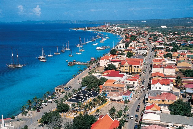 Bonaire và Curaçao được biết đến với môn lặn biển, các môn thể thao dưới nước, đi bộ đường dài và những bãi biển hoang sơ. Trên cả hai đảo, có nhiều phòng nghỉ sang trọng với giá cả phải chăng. Ảnh: Sbvisai.