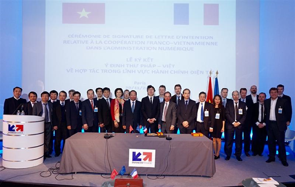  Bộ trưởng Trương Minh Tuấn chụp ảnh lưu niệm với cộng đồng doanh nghiệp ICT Việt – Pháp. Ảnh: Vietnamnet