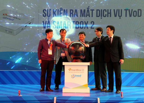 Ban lãnh đạo VNPT Technology, Lãnh đạo Bộ TT&TT và đối tác bấm nút ra mắt sản phẩm Smartbox 2 và dịch vụ TVoD