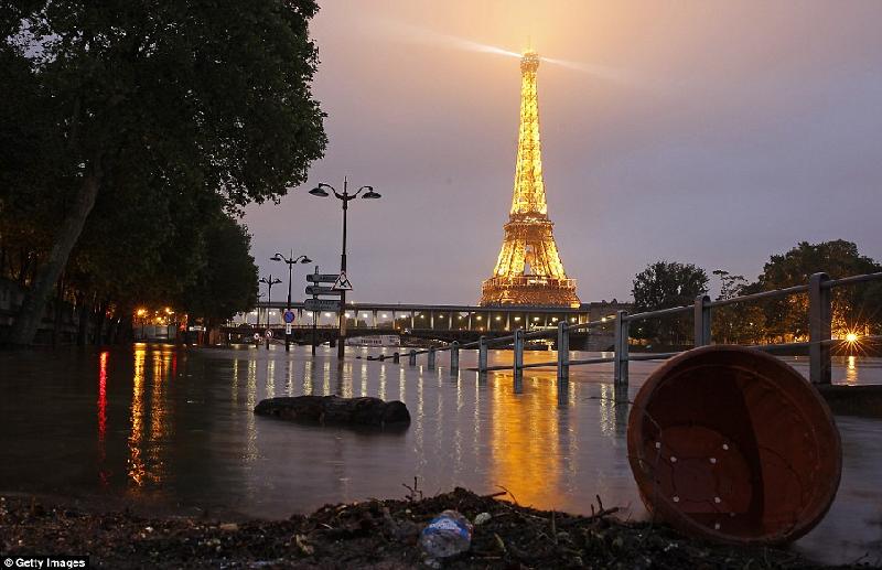 Trong những ngày đầu tháng 6/2016, đợt ngập lụt lịch sử tại Pháp đã khiến thủ đô Paris hoa lệ chìm trong biển nước. Hình ảnh nước tràn mênh mông các tuyến phố khu vực đặt biểu tượng tháp Eiffel của nước Pháp.