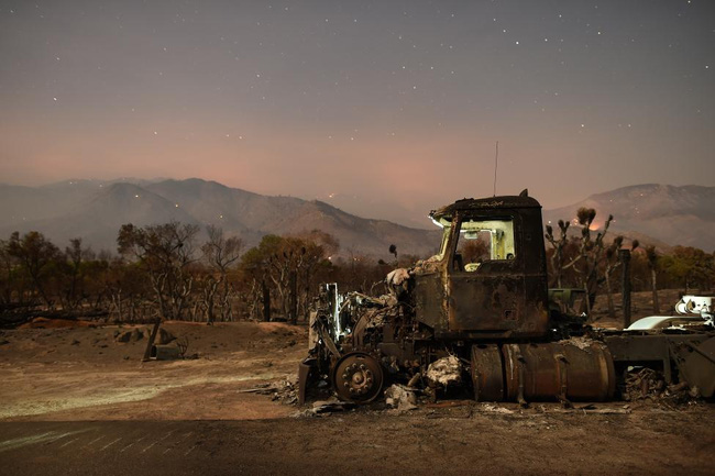 Một chiếc xe tải cháy đen khi nằm bên vệ đường sau khi đám cháy khủng khiếp có tên Erskine bùng phát và lan rộng gần 12 nghìn héc-ta ở California, Mỹ vào tháng 6/2016.