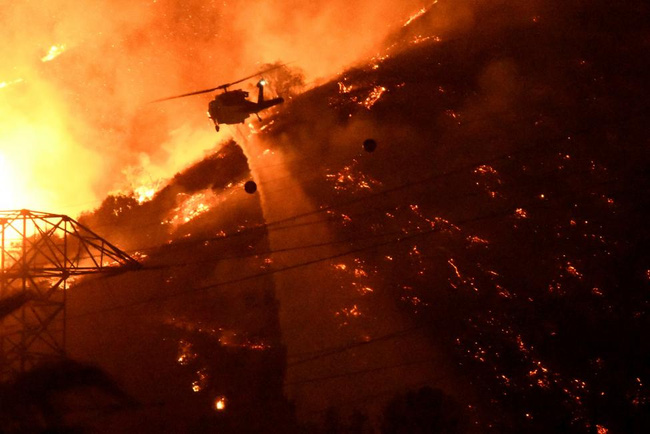Trực thăng được điều động để dập tắt những đám cháy rừng ở Azusa, California, Mỹ ngày 21/6/2016.