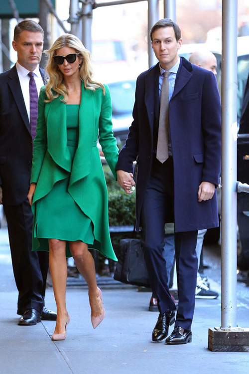Xuất hiện lần đầu tiên, trên đường tới dự buổi lễ nhậm chức, Ivanka diện bộ váy và áo khoác màu xanh lá đúng chuẩn màu hot nhất của năm 2017. Đây là cách mà ái nữ của Donal Trump thể hiện mình là người rất tinh tế trong việc cập nhật xu hướng